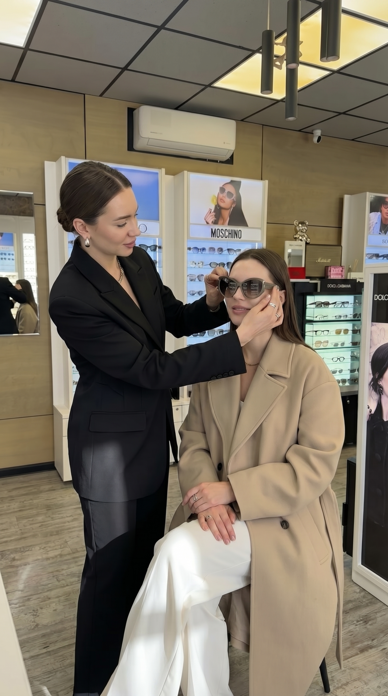 Стилист подбирает очки клиенту